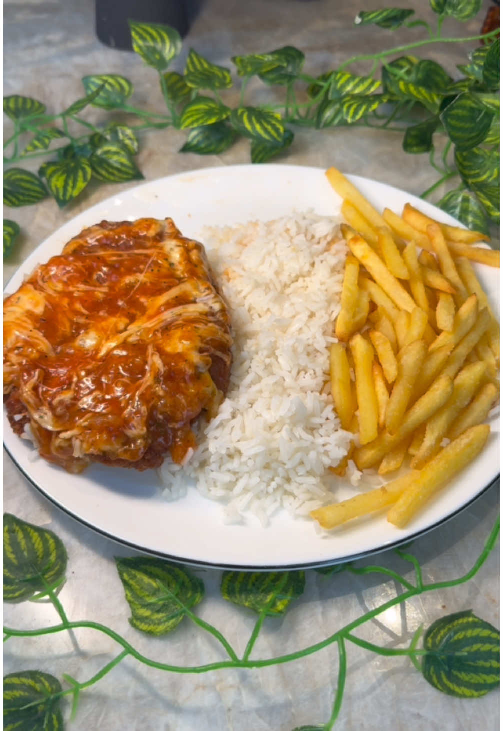 Dia 6: Parmegiana de frango. 🤤 ➡️ Siga @fferbr para mais receitas! Hoje é o sexto dia da saga 7 dias, 7 ideias de almoço ou janta fácil pra você fazer!  Ingredientes: Peito de frango Tempero a gosto Farinha de trigo, ovo e farinha panko para empanar.  🥫Molho: 1/2 cebola picada 1 dente de alho  1 sachê de molho de tomate  Tempero a gosto  Mussarela e orégano a gosto  Modo de preparo no vídeo!  #receitafacil #receita #comida #almoço #janta #7dias #frango #parmegiana #frangoaparmegiana #molho 
