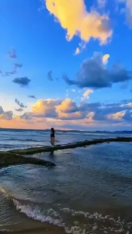 Looking at the scenery and listening to the music, l am in a good mood 