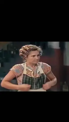 Dona florinda vai a praia na turma do chaves. #fyp #chavesdenovo #turmadochaves #chavesbr #chavesbr #chaves #donaflorinda 