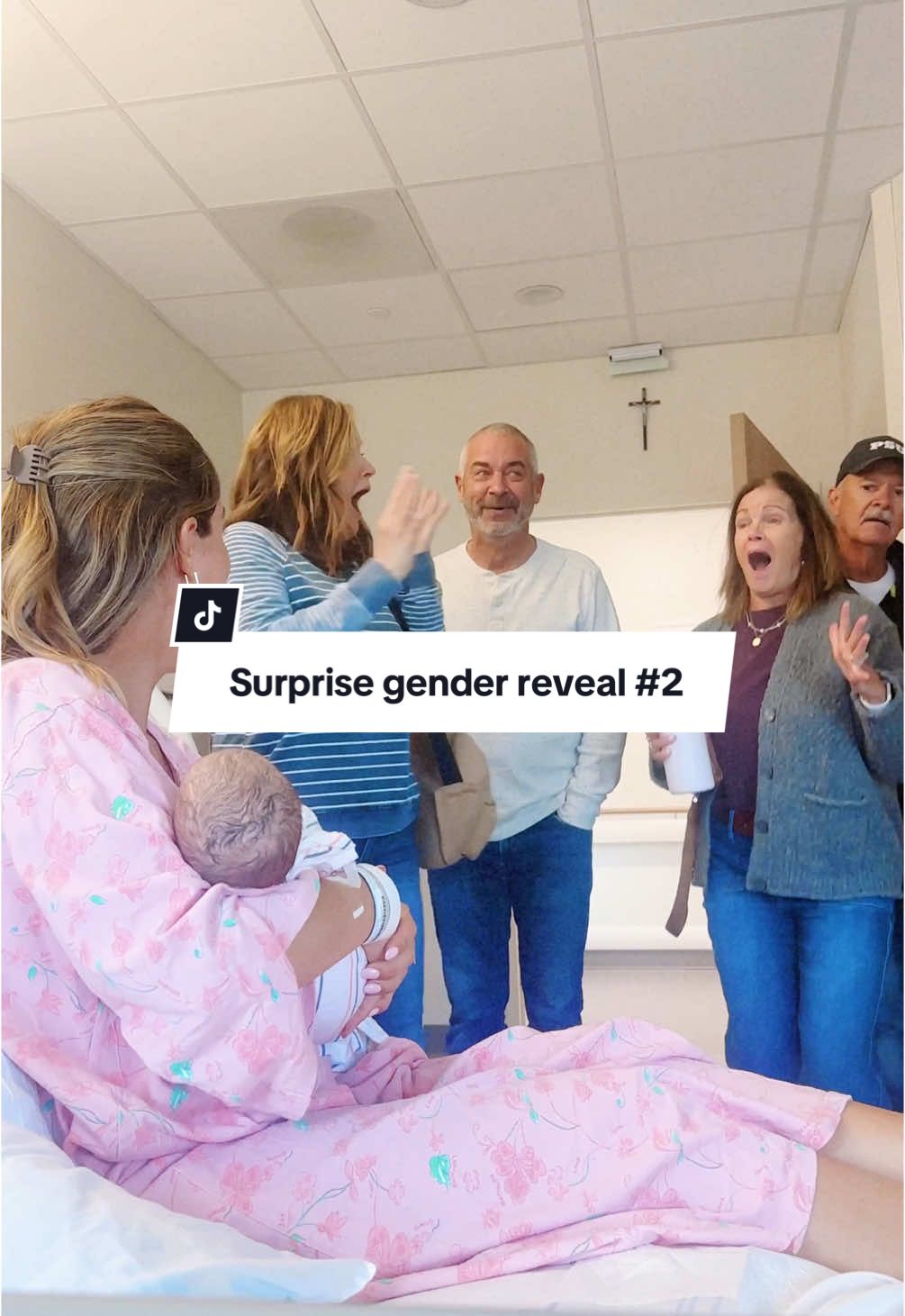 Our sweet Caroline meeting her grandparents for the first time 🥹💕 #surprisegender #birth #foryoupage #genderreveal #babynumber2 #pregnant #itsagirl ##fyp 