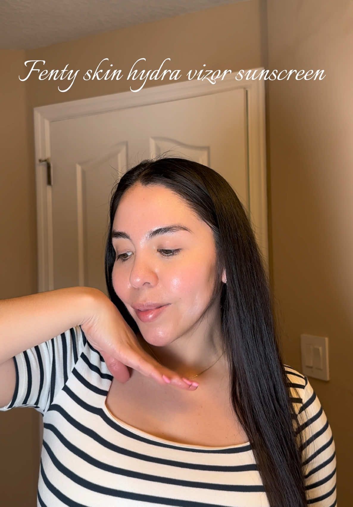 Tu sunscreen fav para el verano ☀️ hidrata y deja un rostro perfecto @Fenty Skin  . . . #fentyskin #skinprep #glowyskin #gifted #fentyskinpartner