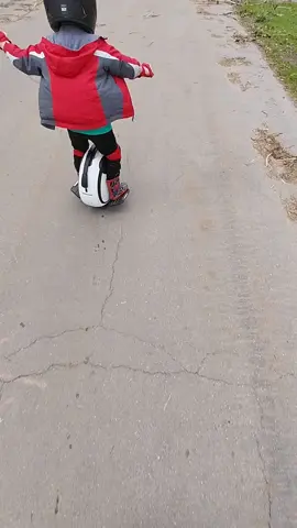 Springfield was hit with a bad storm. More footage from Tuesdays storm will be uploaded soon.  #dadandson #dadsoftiktok #kidsoftiktok #roadto100k #viral #viraltiktok #inmotion #electricunicycle #EUC #fypシ #foryoupage 