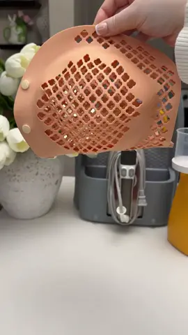 Diga adeus aos sutiãs deformados! Lave suas peças delicadas com segurança, sem amassar, sem entortar e sem perder a estrutura. O Protetor de Sutiãs Modern Lar™ mantém o formato original das taças mesmo após várias lavagens — prático, durável e essencial!