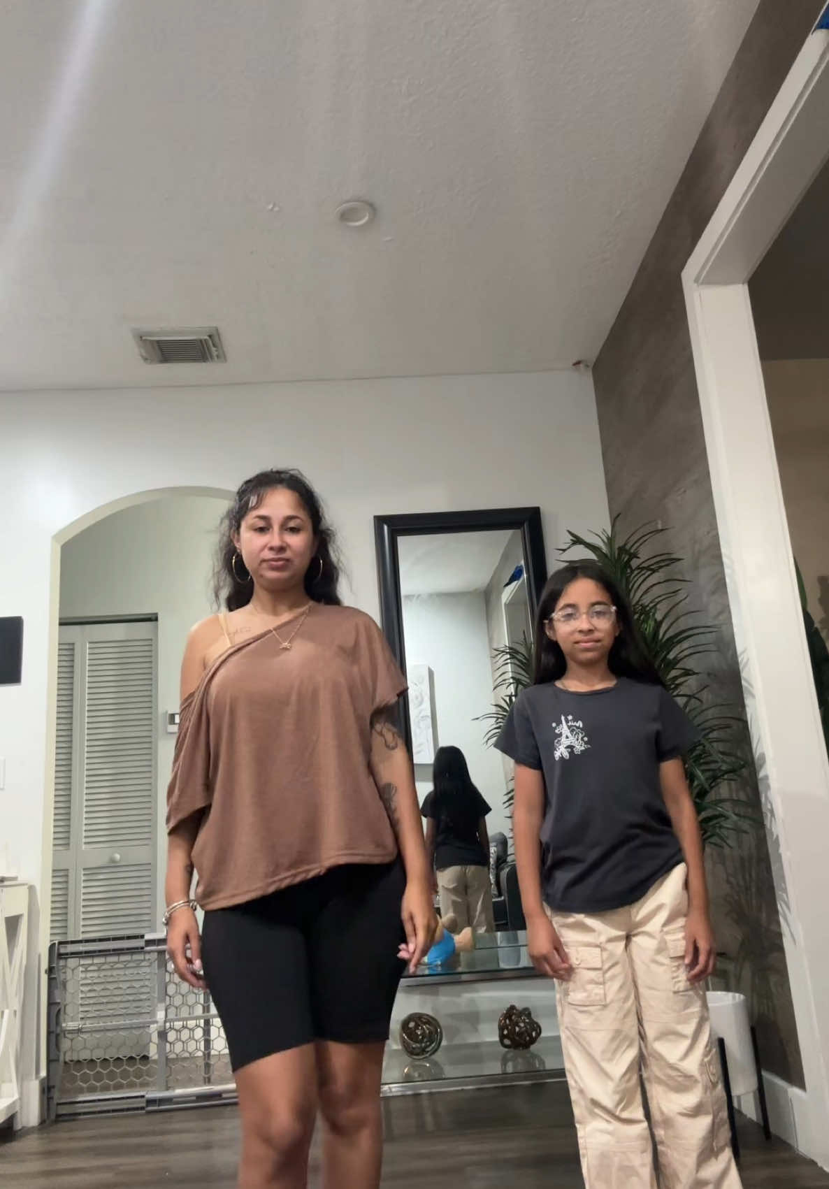 Freak out! As always with my mini👯‍♀️@✰Sofia✰ #freakout #freakoutchallenge #challenge #dance #motherdaughter 