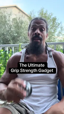 Few things get me excited like new fitness toys! But when it comes to the #gyroball I have a special nostalgic feeling about it, bcse it really helped me build my grip, wrist & forearm strength when I was a young fighter. So one can only imagine how hyped I was when I found this new & improve version. I’m bout to have some Popeye forearms fr fr 🤣