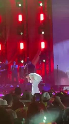 Dos besos que al tiempo estallan 😮‍💨#silvestredangond #vallenato @Silvestre Dangond #video #concierto #fyp #valledupar 