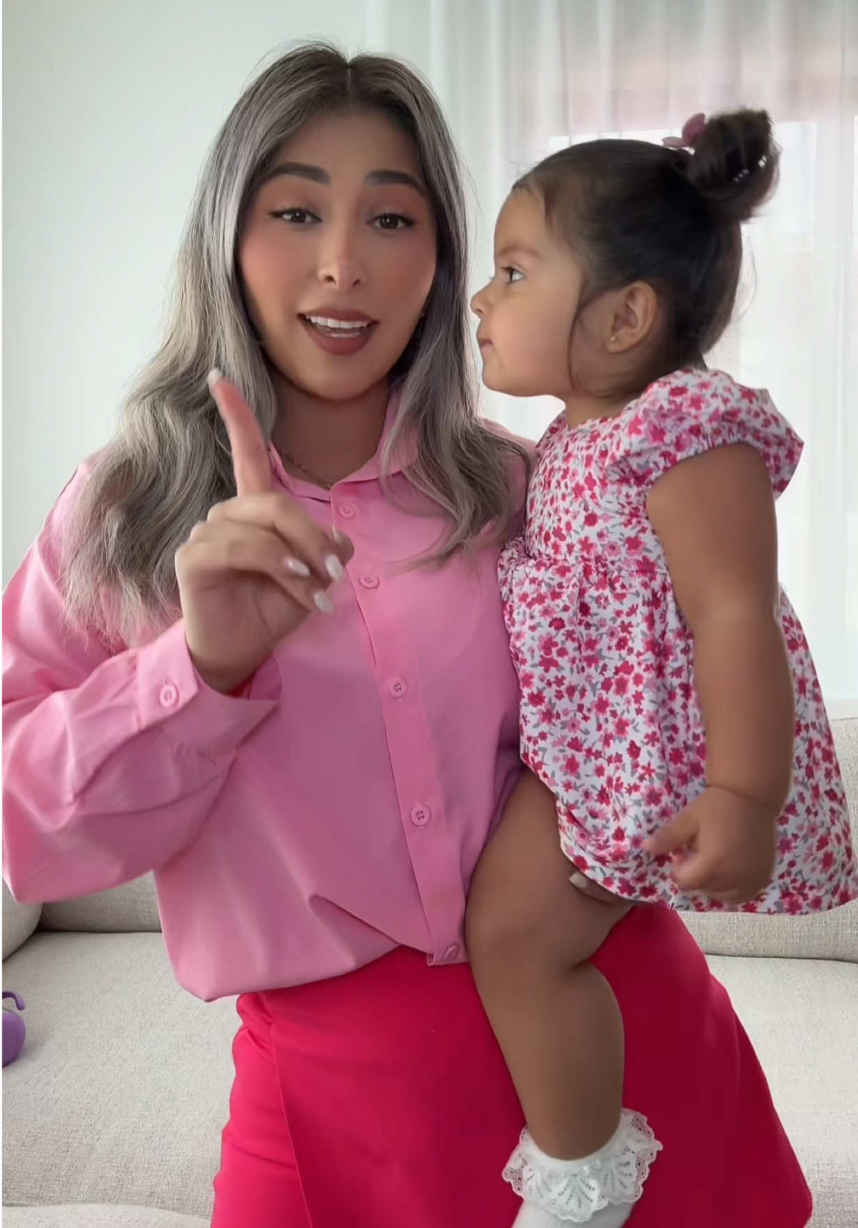 Cuidado porque está mini me si viene recargada #AleGaby #mamajoven #mamaprimeriza #maternidad #mamausa #mamaenusa #latinamamasoftiktok #momlife #momusa 