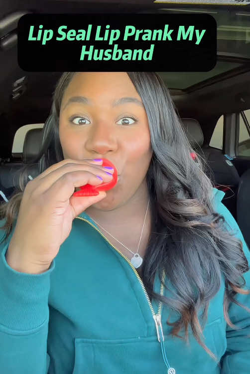 Lip plumping prank 😂😂#funnyvideos #fuunyprank😂 #usa🇺🇸 #fypシ #foryou #scarecam #funytiktok #fyp #prank 