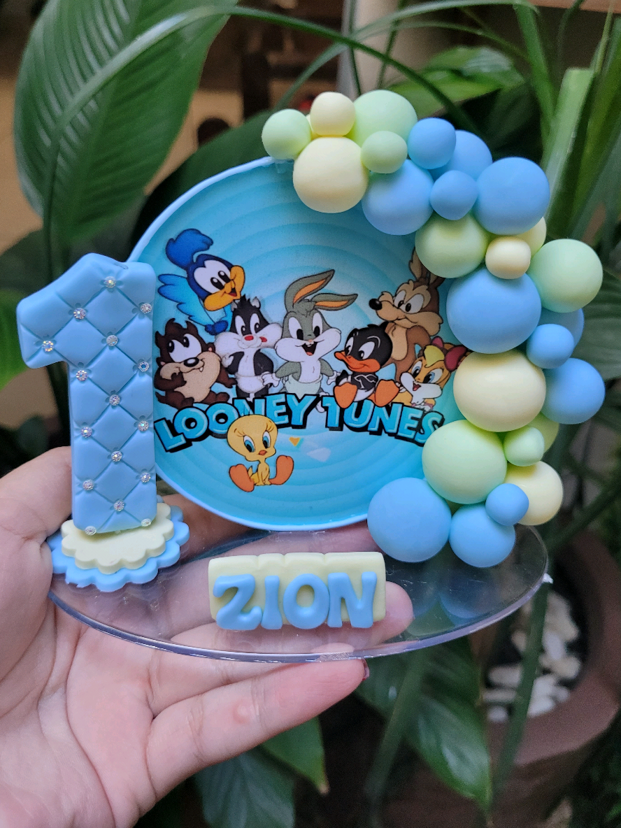 Vela personalizada Baby Looney Tunes!🩵 ID: CCH-XHF-KVS #primeiroaninho #menino #meninos #aniversário #aniversarioinfantil #festadeaniversario #festa #festamenino #aniversariomenino #personalizados #personalizadosdeluxo #personalizado #personalizadosaniversario #vela #velapersonalizada #velaaniversario #babylooneytunes 