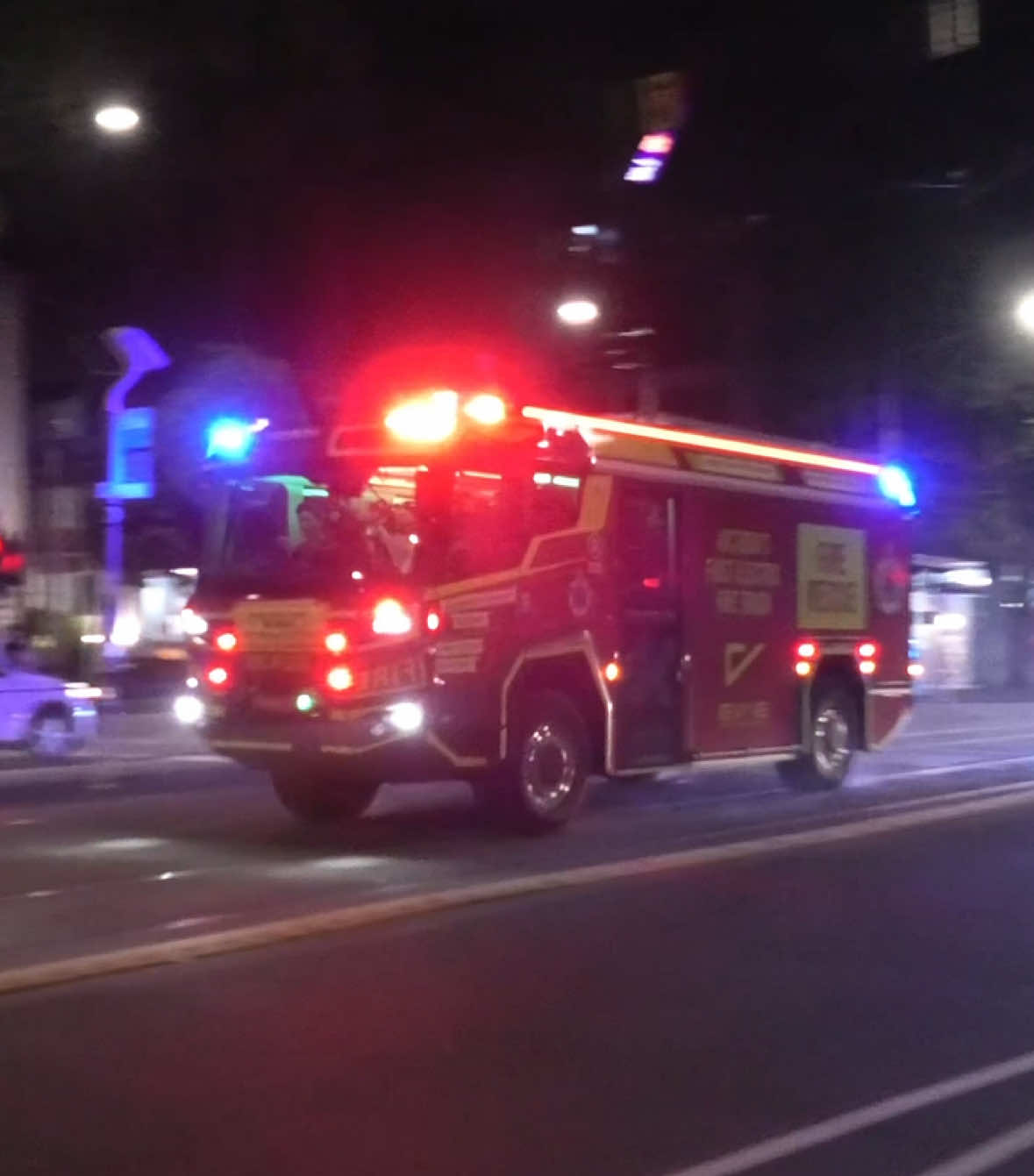 Fire Rescue Victoria - Electric Fire Truck Pumper CE Evie Responding.  #frv #firetruck #rosenbauer #electric #electricfiretruck #sirens #responding #response #loghtsandsirens #evie #turnout #fire #firefighter #fire #rescue 