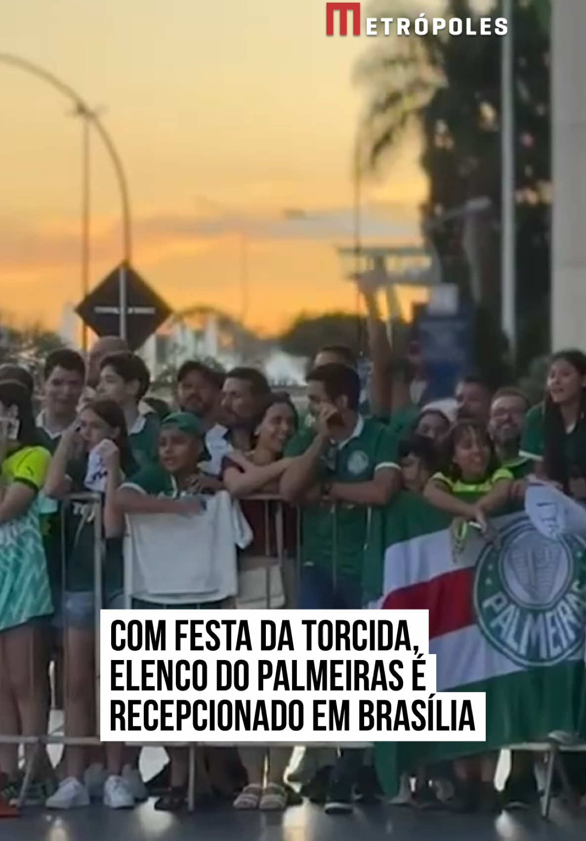 Jogadores e comissão técnica do #Palmeiras desembarcaram, no final da tarde deste sábado (3/5), em #Brasília. Em clima de festa, torcedores foram até o hotel onde a delegação ficará hospedada para dar o último incentivo antes do grande jogo no DF. No domingo (4/5), a equipe Alviverde entra em campo para enfrentar o Vasco, pela 7ª rodada do Campeonato Brasileiro. O duelo acontece às 16h, na Arena BRB Mané Garrincha. A partida é uma realização #MetrópolesSports. #SportsNews