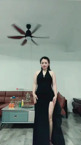 “Khi anh biết đánh vần chữ tiếc Thì em đã biết viết... chữ buông  Khi anh đã biết nhớ,biết thương  Thì mình đã hai đường...chia cắt! Khi anh biết sẻ chia,góp nhặt Ngọn lửa hồng đã tắt...trong em! Khi anh biết thương nhớ hàng đêm Thì em đã lãng quên...tất cả! Cuộc đời này cho dù vất vả Suy cho cùng tất cả...vì nhau Đừng gây nên ngang trái,thương đau  Rồi một ngày xa nhau mãi mãi! 💜💜💜💜💜💜 KHI ANH!” Vẫn là e mê bài này🥰