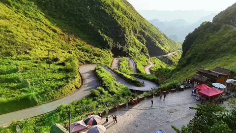 Chạm vào mây trời tại Dốc Thẩm Mã – Cung đường uốn lượn đẹp mê hồn ở Hà Giang!” #DốcThẩmMã #HàGiang #CheckinHàGiang #PhượtHàGiang #DuLịchHàGiang #VietnamTravel #CungĐườngHạnhPhúc #ThamMaPass #Theomayveban 
