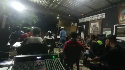 Wayae jadulan tampil...