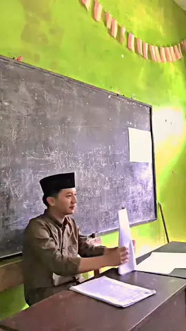 Sebenarnya ngajar itu ga susah, tapi yg susah nahan diri buat sabar ngadepin sifat mereka, tiap hari ada aja gebrakannya, berapa kali aku beristigfar di saat ngajar, tapi di samping itu aku juga kadang ikut ketawa... #gurumuda #bismillahfyp 