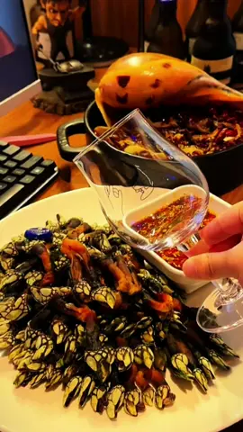 Late night dinner with Spicy Coconut Snails, Gooseneck Clams and Fried Giant Octopus after coming home from work 🐚🦪🐙😋 #Cooking #cookingathometiktoktv #seafood #snail #clams #octopus #asmr #fyp #Foryou 