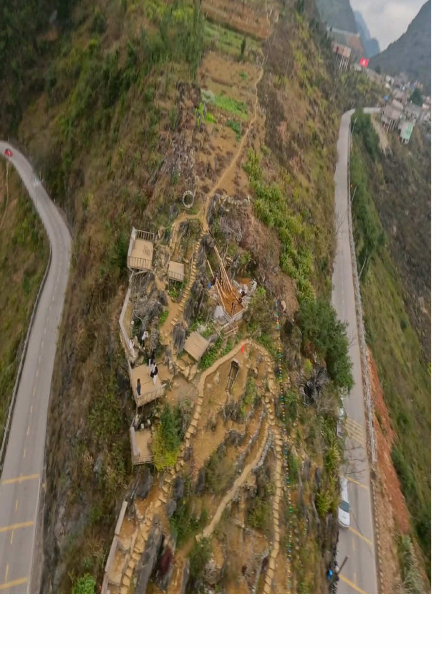 Mã Pí Lèng, Hà Giang. Một trong tứ đại đỉnh đèo ở VN. Đẹp và hùng vĩ bậc nhất VN. Nơi gặp gỡ đất trời nơi đá nở hoa. #mapileng #dongvan #meovac #hagiang #fpv #vietnam #cinematic 