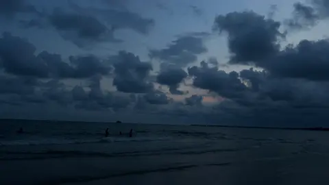 em say mê nói về anh ta, về cuộc hẹn hò ngày hôm qua..