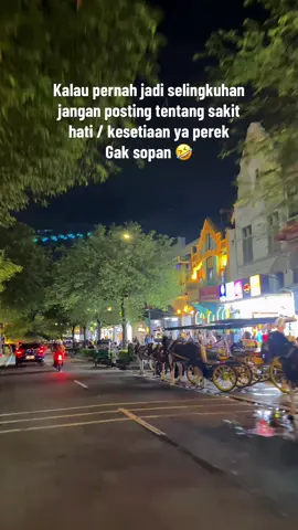 Gak sopan blass 🫵🏻🫢 , vibes malam di jalan malioboro ya rekk . Kenangan opo seng mok dueniii hihihihi #rekomendasiwisata #wisatajogja #malioborojogja #jogja #jogjakarta #nightvibes #nightride #aestheticvideos #cinematicvideo #masukberanda #foryou #fyp 