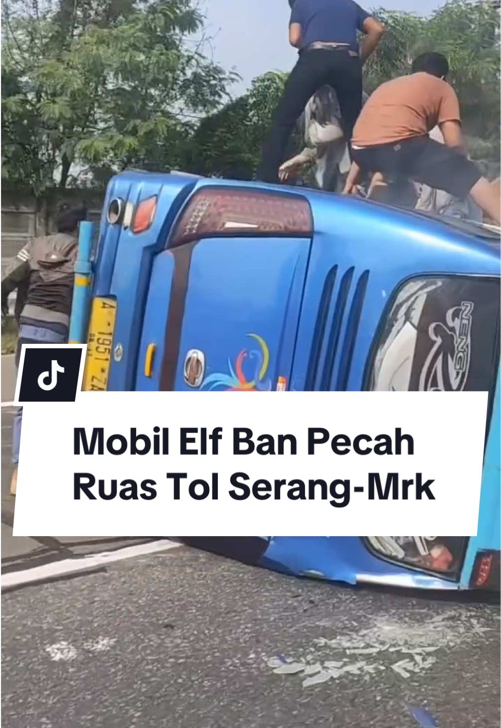 Diduga gegara ban pecah, mobil elf tergelicir diruas tol serang - merak (ciruas) sampai informasi ini didapat masih belum diketahui pasti untuk korban. Minggu 04/05 Semoga tidak ada korban jiwa, dan tetap berhati-hati saat berkendara semua🙏🏻 #infoserang #serang #ciruas 