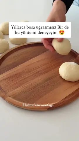 En kolay ve lezzetli açma tarifi 💫 @halimenin_mutfagii Malzemeler 1 paket kuru maya 2 yemek kaşığı şeker 1,5 su bardağı su 1 çay bardağı sıvı yağ 4,5 su bardağı un 1 tatlı kaşığı tuz hamuru yağlamak için 50 gr tereyağı üzeri için 1 yumurta sarısı 1 çay kaşığı süt haşhaş Hazırlanışı Verilen malzemelerle yumuşacık, ele yapışmayan bir hamur yoğuruyoruz. Üzerini örtüp güzelce mayalanmaya bırakıyoruz. Hamurumuz kabardıktan sonra havasını alıp 10 eşit bezeye bölüyoruz ve yuvarlayarak beze haline getiriyoruz. Şimdi her bir bezemizin üzerine yaklaşık bir çay kaşığı kadar tereyağı koyuyoruz ve üzerlerini tekrar kapatıp 10 dakika kadar dinlenmeye bırakıyoruz. Bu dinlenme sayesinde hamurumuz daha kolay açılıyor. Süre sonunda, her bir hamuru videoda gösterdiğim gibi elimizle genişletiyoruz, sonra tekrar katlayıp kenara alıyoruz. Tüm bezeleri bu şekilde hazırladıktan sonra elimizle hafifçe bastırarak genişletip kendi etrafında döndürerek uçlarını birleştiriyoruz. Hazırladığımız açmaları yağlı kağıt serdiğimiz fırın tepsisine diziyoruz. Üzerlerini kapatıp yaklaşık 15 dakika da tepsi mayası için dinlendiriyoruz. Son olarak üzerlerine yumurta sarısı sürüp haşhaş serpiyoruz ve önceden ısıtılmış 190 derece fırında, kontrollü bir şekilde nar gibi kızarana kadar pişiriyoruz. Deneyeceklere şimdiden afiyet olsun! #açmapoğaça #açma #poğaça #kahvaltılık #delicious #halimeninmutfağıı