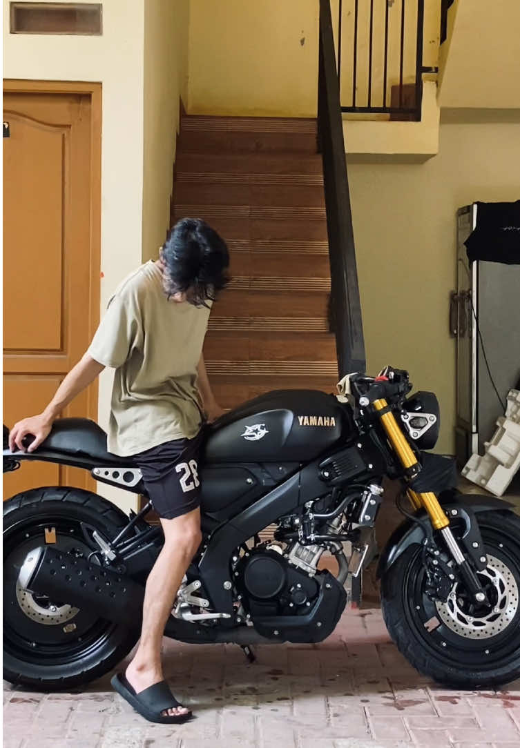 His name Chiro!🫱🏻 #xsr155caferacer #xsr155 #xsrcaferacer #Chiro🏍️   