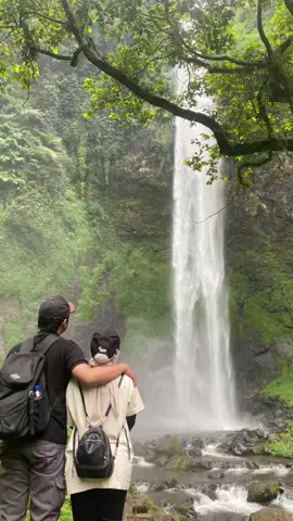 bolak balik 587+587=1.174 anak tangga katanyaaa.. tapi sewruuuuu powllll !! turunnya aman, pulangnya? dicoba sajaaah 🤪 #curug #airterjun #curugpelangi #curugcimahi #airterjunpelangi #bandungbarat 