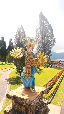 pura ulun danau beratan #fypdong #bali #foryoupageofficiall #baliindonesia #solowomentravel #2025 #fypツ #puraulun