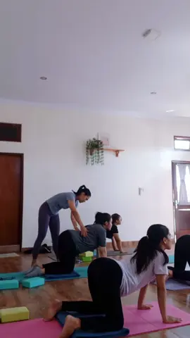 prenatal yoga.. mesti pake pakaian yang nyaman lah ya 🥰 @Dewa_Weig  #yoga #yogahamil #prenatalyoga #fyp #foryou #bumil #bumilhappy #bali 