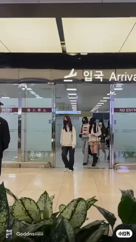 h2h udah sampai di korea guys🤍 #CARMEN #카르멘  #JIWOO #YUHA #STELLA #JUUN #A_NA #IAN #YE_ON #hearts2hearts #하츠투하츠 #H2H #carmensoovv #airport 