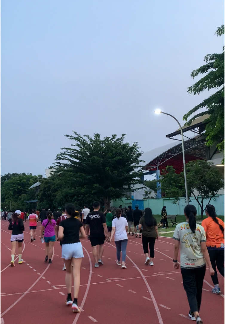 joging dulu dear, di lapangan Koni Jatim Seger surabaya. ini saat sore hari ya jam 17.20 ambil aja bahan storymu biar keliatan gerak dir🤣 #lapangankoni #jatimseger #Running #jogging #olahraga 