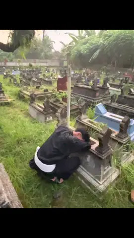 Banyak yang bilang kuburan adalah tempat yang seram, tapi bagi sebagian orang kuburan adalah tempat untuk melepas rindu. #pshtpusatmadiun #tiktok #sadvibes #masukberanda #psht 