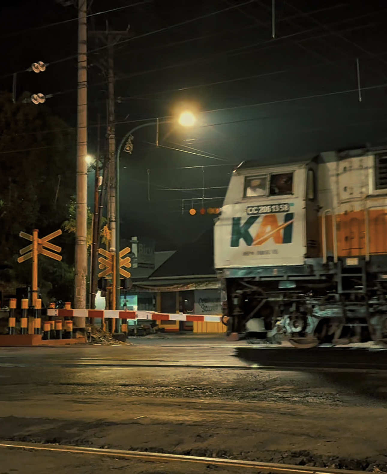 lempuyangan, malam hari + hujan 🥺🥺 #keretaapi #kai #kai121 #railfansindonesia #railfans #fyp #xybca #CapCut 