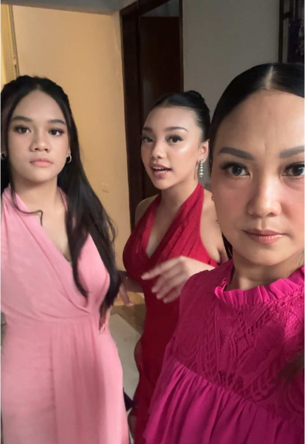 Yaa gituu deh… 😓😂 #mamanola #nauraayu #neona #daughters #momanddaughter #ibudananak #Siblings #sister #thebaldys #family #keluargathebaldys 