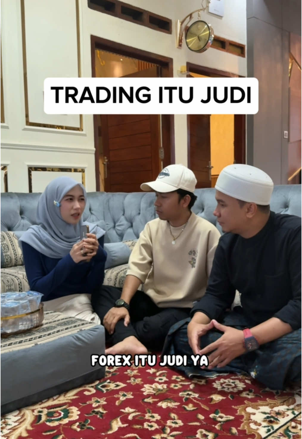 Trading dan judi adalah dua hal yang berbeda Trading melibatkan aktivitas membeli dan menjual aset keuangan dengan tujuan mendapatkan keuntungan berdasarkan analisis pasar dan strategi tertentu.  Judi, di sisi lain, adalah permainan yang mengandalkan keberuntungan dan tidak memiliki dasar pengetahuan atau strategi Sudah jelas ya sekarang 😇