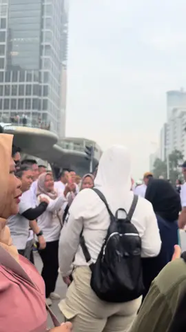“ayo buat videonya sambil jalan” #picapica #dewipersik #masukberanda #fyp #mayorteddy 