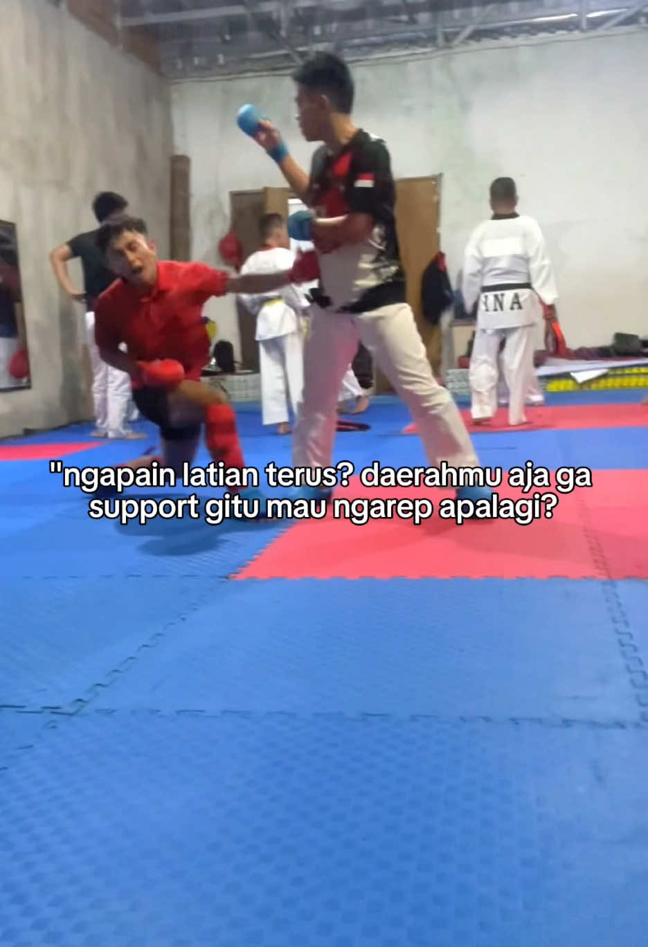 kata kata yg sering dijumpai: jangan lihat apa yang daerah berikan ke kalian, tapi apa yang kalian berikan untuk daerah!!!🤏🏽 rill ga rill ga?? HAHA #karate #kumite #CapCut 