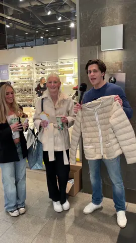 Hade du gissat rätt? Jackan finns att köpa på hemsidan❗️ #foryou #philippemodel #valentino #moncler 