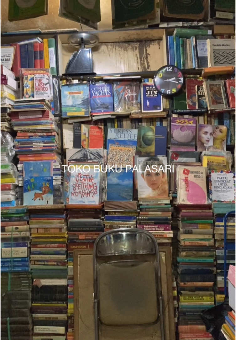 Hari ini aku pergi ke toko buku palasari, salah satu toko buku tertua di Bandung. Banyak sekali buku yang ada disana, tinggal sebutkan judul nanti bisa dicarikan. Semoga aku semakin suka membaca #CapCut #tokobukupalasari #bandung 