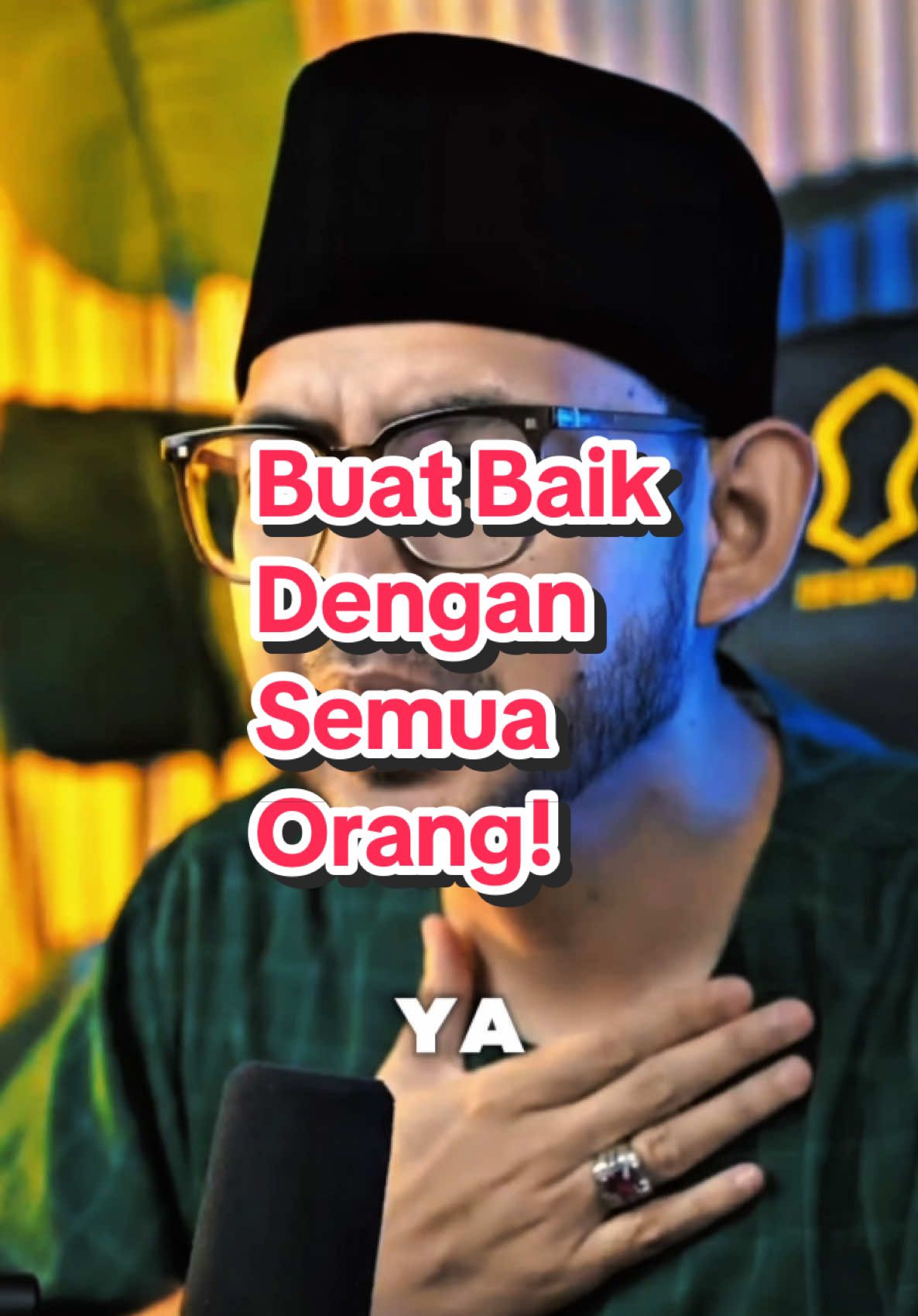 Kadang seseorang tersenyum di depan kita, tapi sedang berperang hebat dalam diam. Mungkin kehilangan, kecewa, atau sedang menanggung ujian yang tak terucap. Sebab itu, berbuat baiklah dengan semua orang tak kira siapa mereka. Sedikit kebaikan dari kita mungkin menjadi cahaya yang dia perlukan untuk terus bertahan hari ini. UstazLah 🌹 #UstazLah #motivasi #healing #islamik #dakwah #jiwa #hati #fyp 