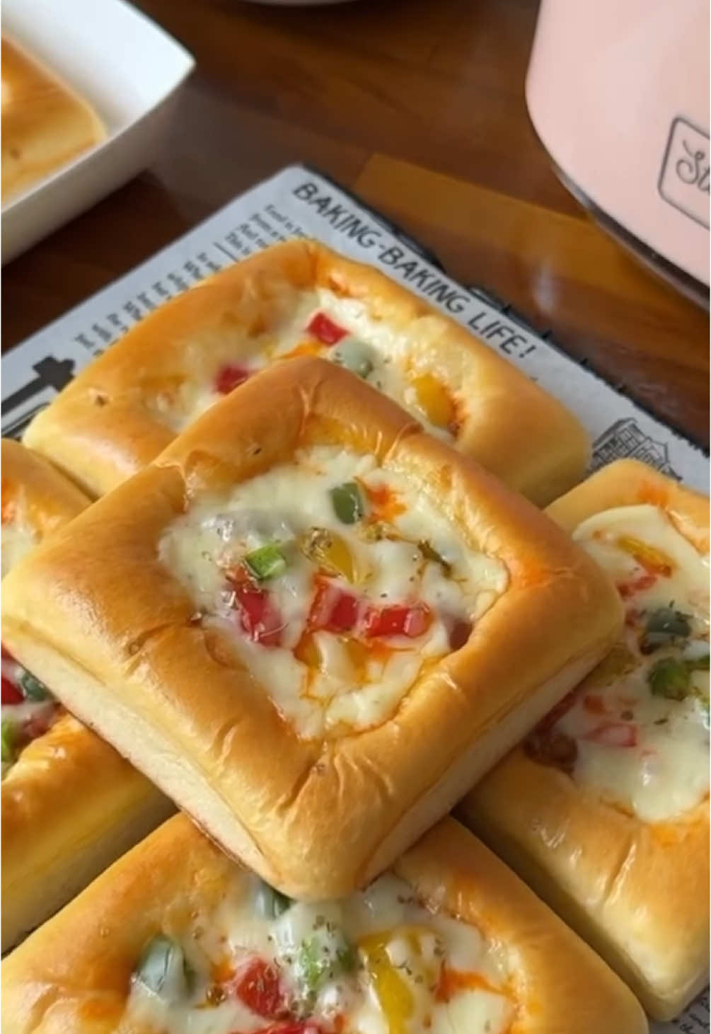 استخدامي وصفتكِ المفضلة للعجينه هنا أستخدمُ حلقة خبز مربعة الشكل بمقاس ١٠×١٠×٣ سم. وزن العجينة ٦٠ غرامًا. إضافات البيتزا: صلصة البيتزا لحم بقري مفروم سجق مقطع جبنة موزاريلا بابريكا مايونيز #بيتزا #معجنات #فطائر #مخبوزات #عشاء #فطور #اكسبلورexplore #نجاح #عشاء #وصفات #لذيذ 