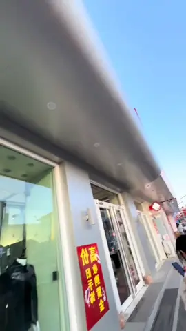 😻 Quand un chat trouve le meilleur endroit pour une sieste... dans la main d’un mannequin ! 🛍️ Ce félin a décidé que cette vitrine était son nouveau royaume de relaxation. Qui a besoin d’un coussin quand on a une main parfaite pour dormir ? 😴💕