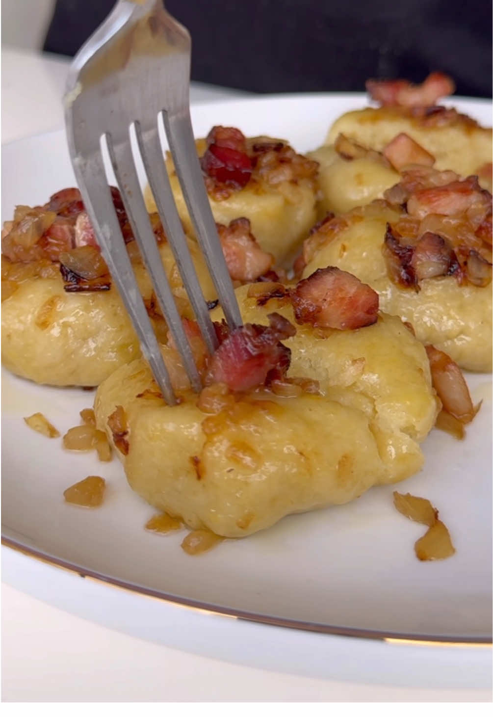 Golce, czyli kaszubskie kluski ziemniaczane.  Składniki:  1 kg ziemniaków ( 500 g gotujemy 500 g ścieramy) 2-3 łyżki mąki , zależy od rodzaju ziemniaków,  1 jajko,  sól.  Trochę skrobi ziemniaczanej do podsypania klusek  Okrasa: olej lub smalec, cebula, boczek, sól, pieprz. #golce #kluski #ziemniaki #kartofle #kartoffel #obiad #obiadydomowe #kuchniapolska #tradycja #przepis #jedzenie #gotowanie 