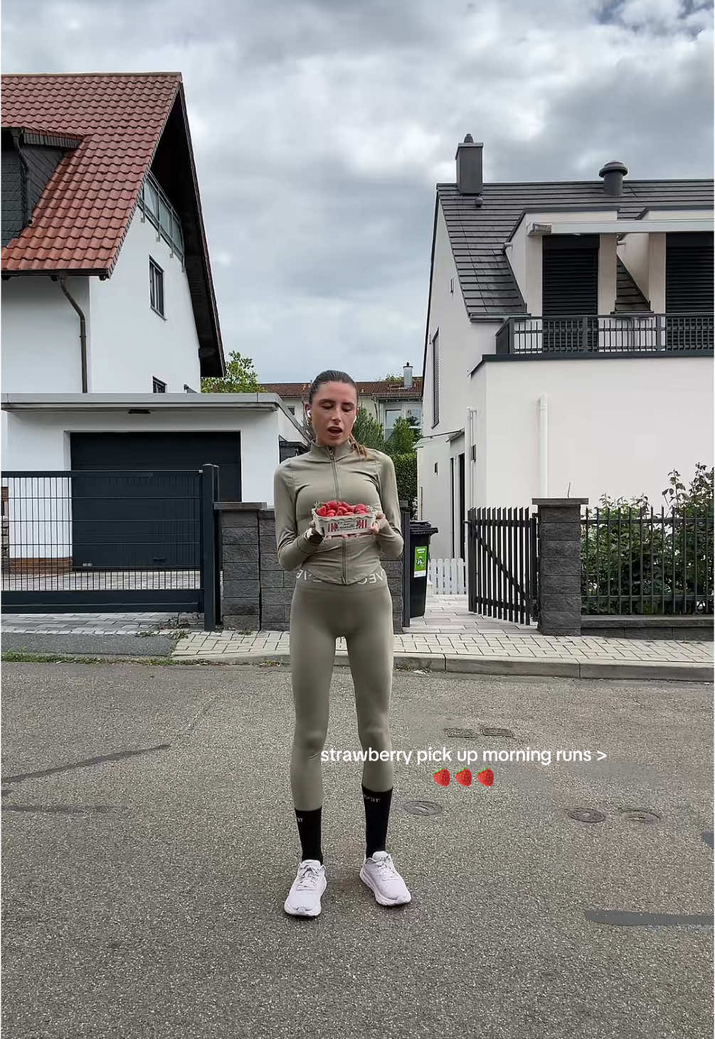 daily morning pick up 🍓  #fyp #Running #strawberry #strawberries #erdbeeren #erdbeersaison #strawberryseason #morningrun #laufen #motivation #laufmotivation #runnergirl #runner #Fitness #sport #sports #health #gesundheit 