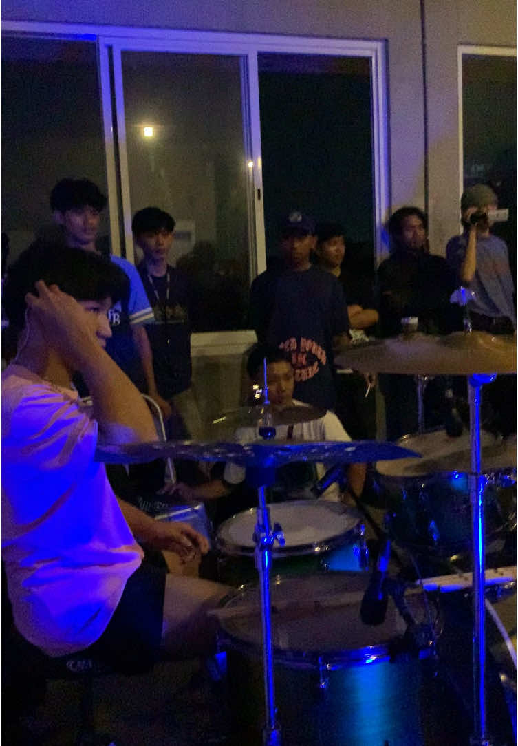 kemarin ada yg komen ngga bisa nge drum kebanyakan gaya #ok #vyp #fypage #berandafyp #drum #hardcore #beatdown #mchc #malangcityhadcore #underground #gigs #moshing #twostep #drumhc #band #blackheart🖤 #blackheart #hardcore4life 