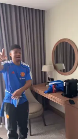 Amad Diallo with the moves before kick off at Brentford 😂 (via AndreOnana/sc) #manunited #ivorycoast #cotedivoire🇨🇮 #manchesterunited 