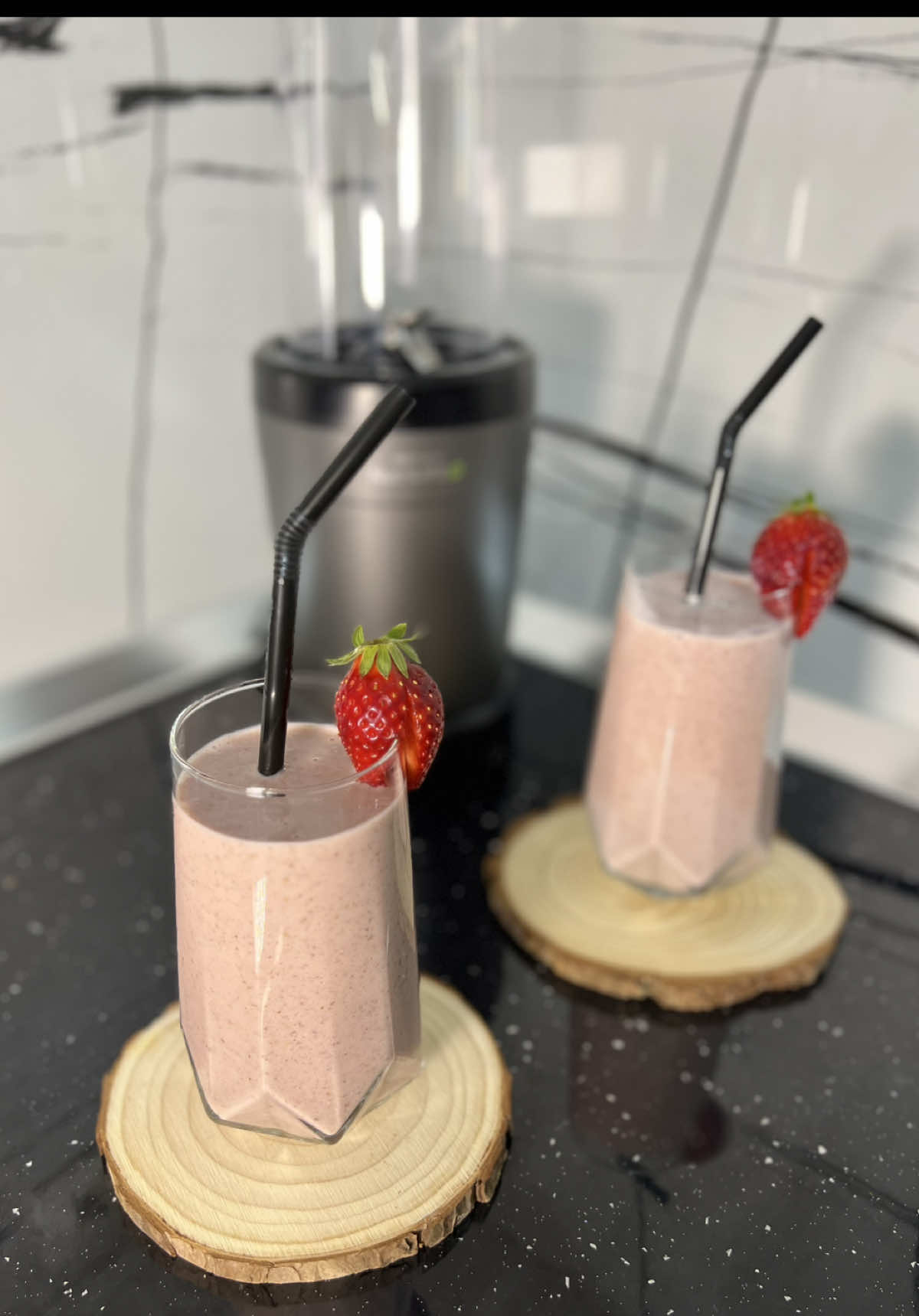 Strawberry Banana smoothie / smothie me banane dhe luleshtrydhe 🍓 Perbersit  2 banane  6-7 luleshtrydhe  200ml qumesht  1 luge fara chia  Pregaditja fare e thjesht fale NutriLIFE nga @delimano.al te gjithe perbersit i vendosim ne blender dhe ne pak sekonda smoothie e juaj eshte gati !!  Blenderin NutriLIFE e gjeni ne @topshop_albania !! Ju befte mire nese e provoni !!  #smothie #smoothierecipes #strawberrysmoothie #strawberries #smoothies #nutrilife #healthy #healthysmoothie #healthrecipes #Recipe #topshop #delimano