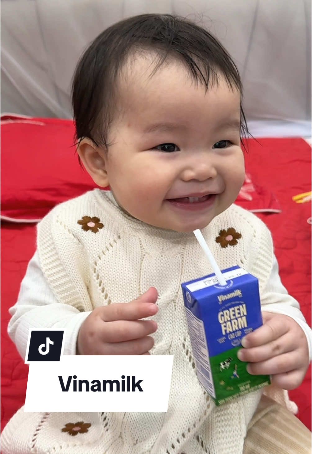 Thơm ngon đến giọt cuối cùng, 13m cute dữ 😆, uống sữa mà nhất định đòi tự cầm, ko tự cầm là ko uống #vinamilk #sữatươi #sữa #greenfarm 