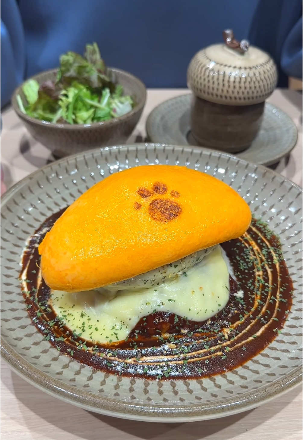 鉄板で焼く肉球ハンバーグオムライス！ 店名：いくら 最寄り駅：渋谷駅（東京） 鉄板で焼く絶妙な焼き加減のオムレツは外側ふんわり中はとろっとろ！！ 濃厚なデミグラスがふわふわオムレツと焼きたてのハンバーグにマッチした究極の逸品でした！！ ハンバーグオムライス(デミグラス)は2000円 チーズトッピングは200円でした！ 住所：東京都渋谷区円山町5-3 MIEUX渋谷1階  最寄り駅：渋谷駅から徒歩10分 営業時間：11時半から15時(lo.14時半) 17時から21時(lo.20時半) 定休日：不定休 #東京グルメ #渋谷グルメ #japanesefood Hamburger Steak Omelet Rice on a Hot Iron Plate! Must-Try Delish Restaurant Name: Ikura Nearest Station: Shibuya (Tokyo) The omelet, cooked on a hot iron plate, is fluffy on the outside and melt-in-your-mouth soft inside. The rich demi-glace sauce complements the light omelet and freshly cooked hamburger steak perfectly. The hamburger omelet rice (demi-glace) is 2000 yen, plus 200 yen for cheese topping. Address: 1F MIEUX Shibuya, 5-3 Maruyamacho, Shibuya-ku, Tokyo Nearest Station: 10 minutes on foot from Shibuya Station Hours: 11:30 - 15:00 (LO 14:30), 17:00 - 21:00 (LO 20:30) Closed: Irregular #tokyogourmet #shibuyagourmet #japanesefood 