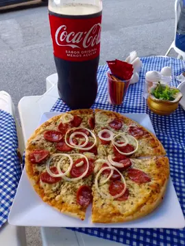 “Clássico que não falha: pizza de calabresa quentinha + Coca gelada. Combinação perfeita para salvar seu dia!” #pizza #coca #foo 